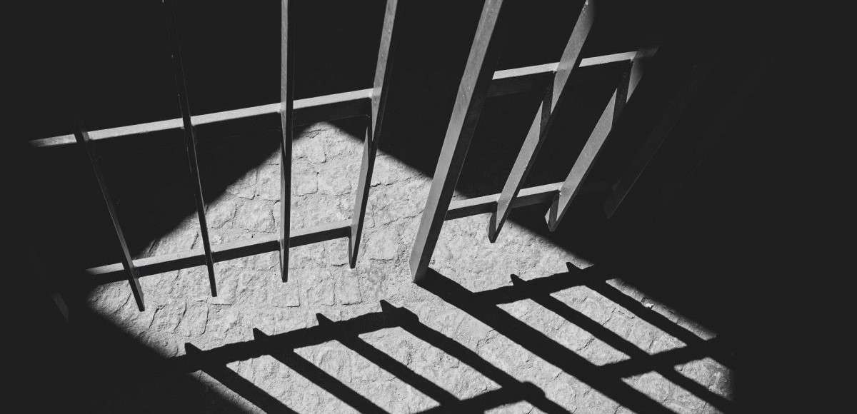 भारत की जेलों में 9,600 से अधिक बच्चों को ग़लत तरीके से क़ैद में रखा गया: अध्ययन