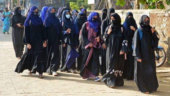 मुंबई कॉलेज ने हिजाब पर प्रतिबंध लगाया, छात्रों से ‘सभ्य’ कपड़े पहनने के लिए कहा