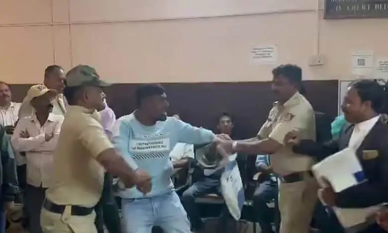 Karnataka gangster who threatened Nitin Gadkari thrashed for pro-Pak slogans in court