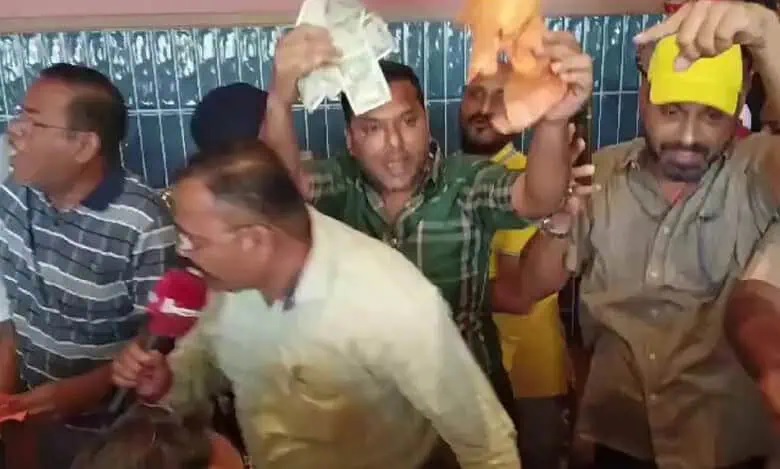 BJP leader accused of distributing Rs 5 cr in cash ahead of Maha polls