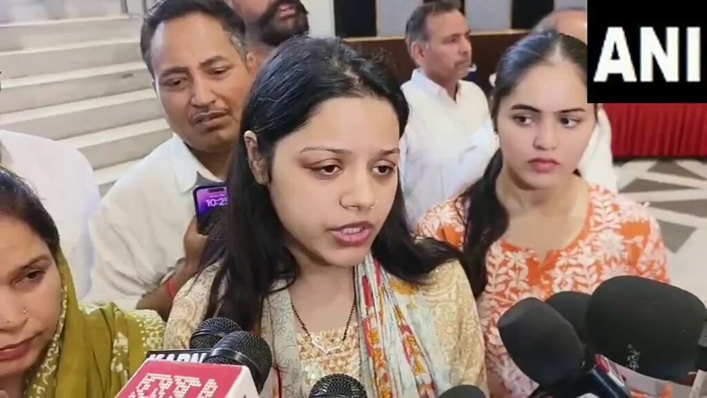 पहलगाम हमला: मृत नौसैनिक की पत्नी ने कहा- मुसलमानों या कश्मीरियों को निशाना न बनाएं