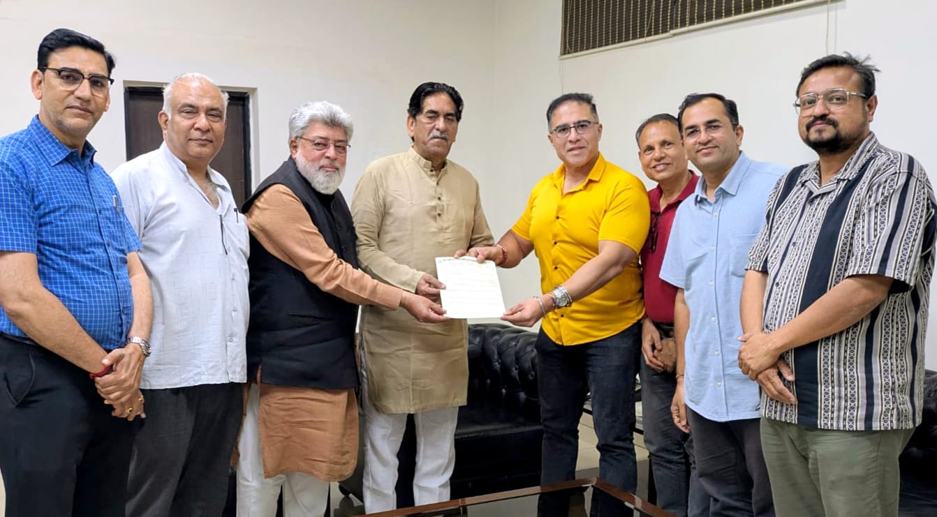 सड़क खुदाई से हो रही परेशानियों को लेकर विधायक से मांग