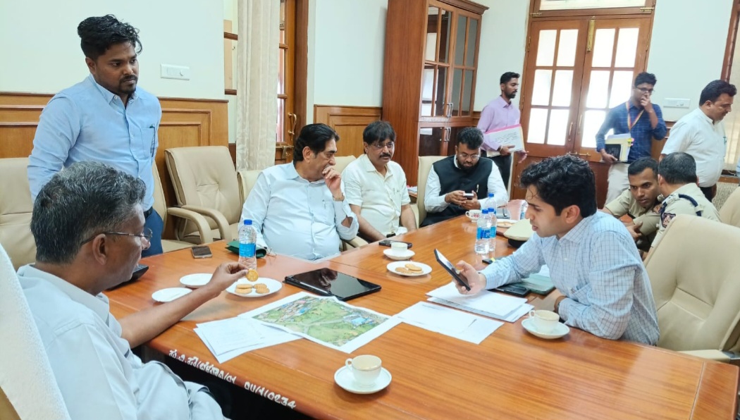 पालक मंत्री ने वरिष्ठ अधिकारियों की महत्वपूर्ण बैठक की।