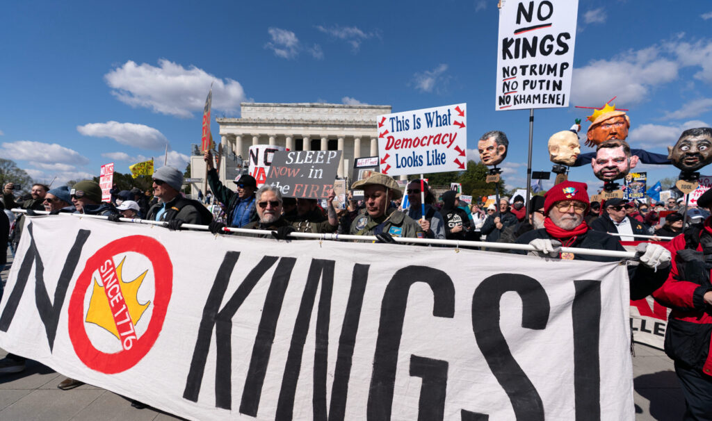अमेरिका में ‘नो किंग्स’ आंदोलन तेज: ट्रंप के ख़िलाफ़ सड़कों पर उतरे हज़ारों लोग