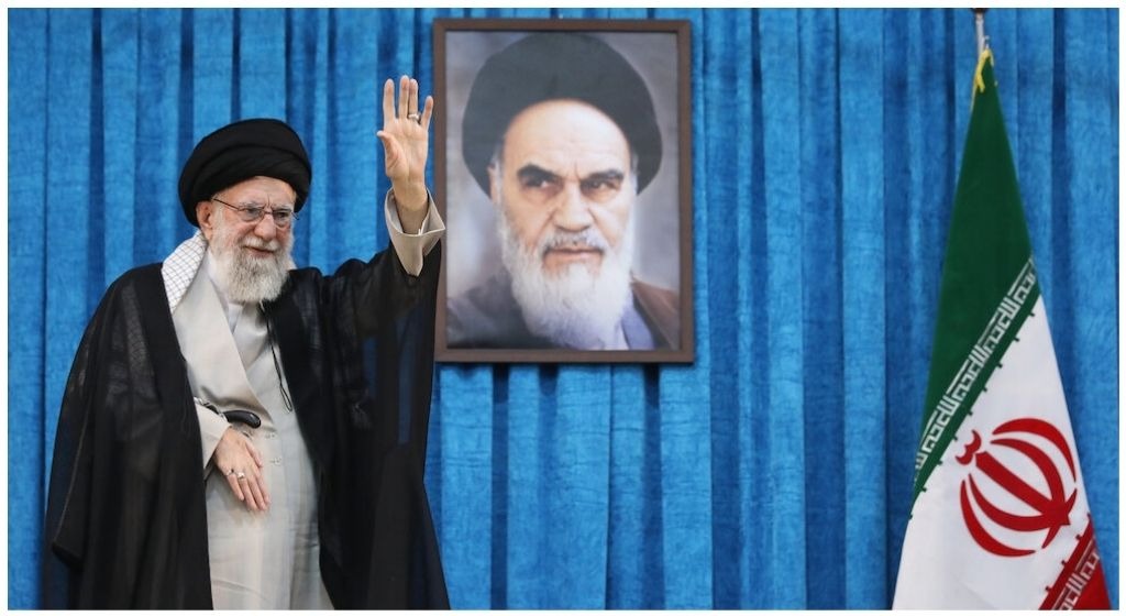 जब अली ख़ामेनेई ने भारतीय पत्रकार से कहा: ईरानी क्रांति की ग़लत तस्वीर पेश की जाती है