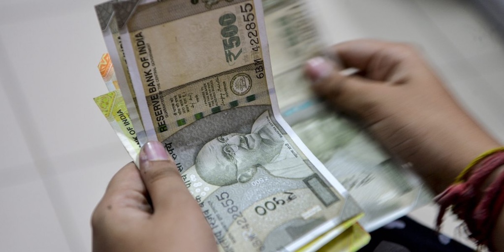 डॉलर के मुकाबले रुपया 93 के रिकॉर्ड निचले स्तर पर पहुंचा