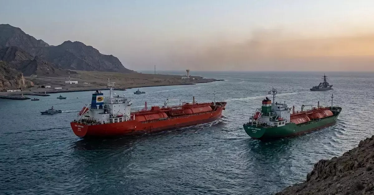 Strait of Hormuz: समस्याओं के भंवर में भारतीय जहाज़