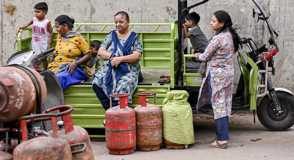 गैस संकट: क्या आप चूल्हा छोड़कर एलपीजी अपनाने वालों की व्यथा समझ सकते हैं?