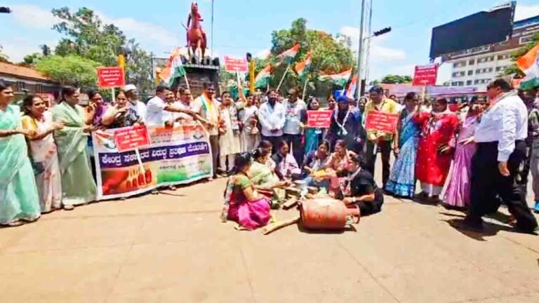 एलपीजी कीमतों में बढ़ोतरी के खिलाफ बेळगावी में महिला कांग्रेस का अनोखा प्रदर्शन, बीच सड़क पर की रसोई!