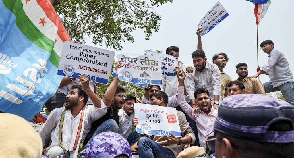 पेपर लीक के आरोपों के बीच नीट परीक्षा रद्द, छात्र बोले- सरकार को बच्चों के भविष्य की परवाह नहीं