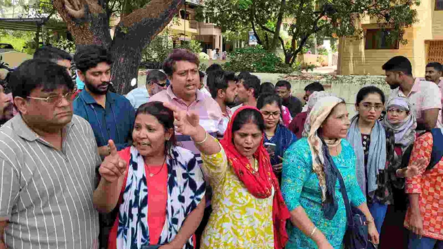 भाग्यनगर स्थित आदित्यराज कैपिटल कार्यालय के बाहर तनावपूर्ण माहौल, मीडिया ने रुकावट का लगाया आरोप