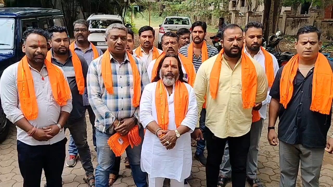 बेलगावी: हिजाब को लेकर श्रीराम सेना का एहतिजाज, भगवा शॉल बांटने की कोशिश करने वाले 20 से ज़्यादा कार्यकर्ता हिरासत में