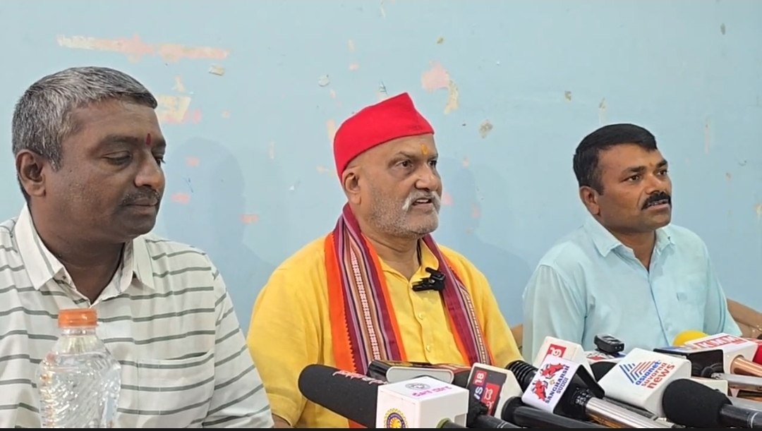 धर्मस्थल के खिलाफ साज़िश: अभिनेता प्रकाश राज को फिल्म इंडस्ट्री से बहिष्कृत करने की मुतालिक की मांग!