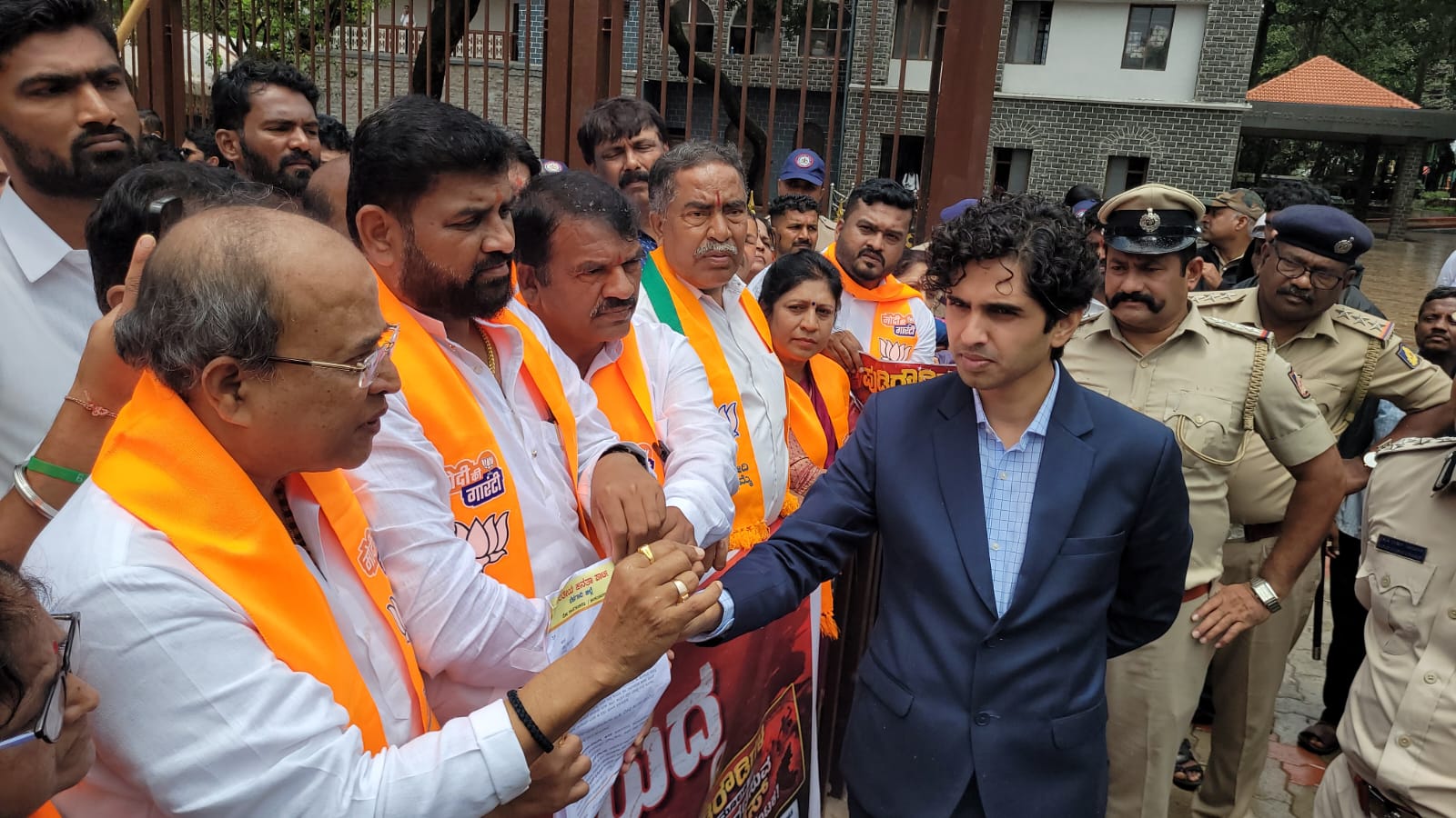 पीएम मोदी की तौहीन और BJP विधायकों पर हमले के खिलाफ बेलगावी में BJP का बड़ा एहतिजाज, कांग्रेस भवन का घेराव करने की कोशिश