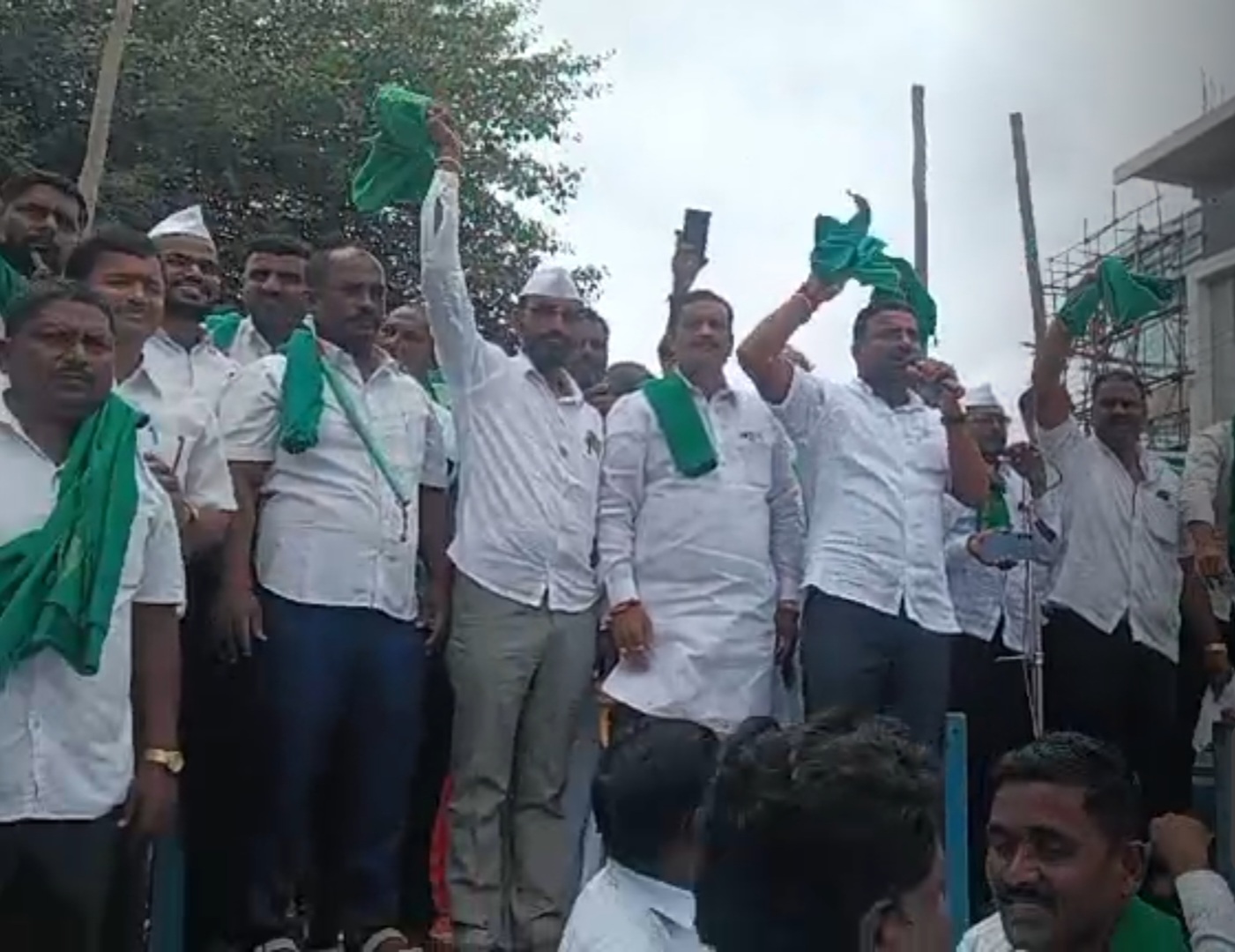 चिक्कोडी में किसानों का विशाल प्रदर्शन: राष्ट्रीय राजमार्ग भूमि अधिग्रहण का उचित मुआवज़ा और सिंचाई परियोजनाओं की मांग
