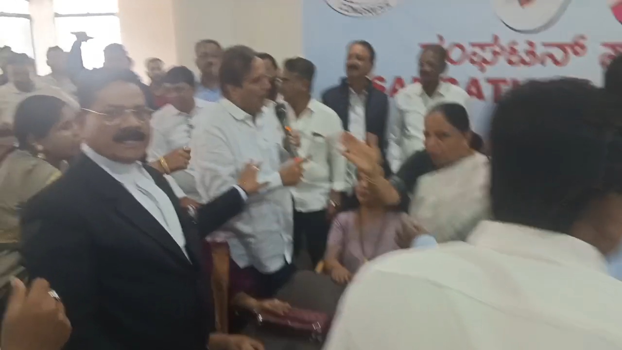 बेलगावी कांग्रेस दफ़्तर में तनाव: ज़िला अध्यक्ष चयन बैठक में तीखी बहस, धक्का-मुक्की की नौबत!