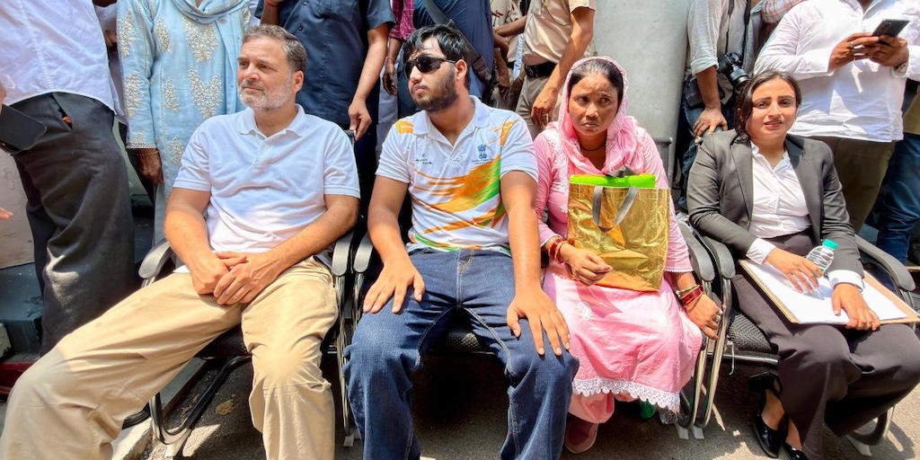 ‘शरीर में 200 से ज्यादा पैलेट’: एफआईआर दर्ज करने की मांग को लेकर थाने के बाहर धरने पर बैठे राहुल गांधी