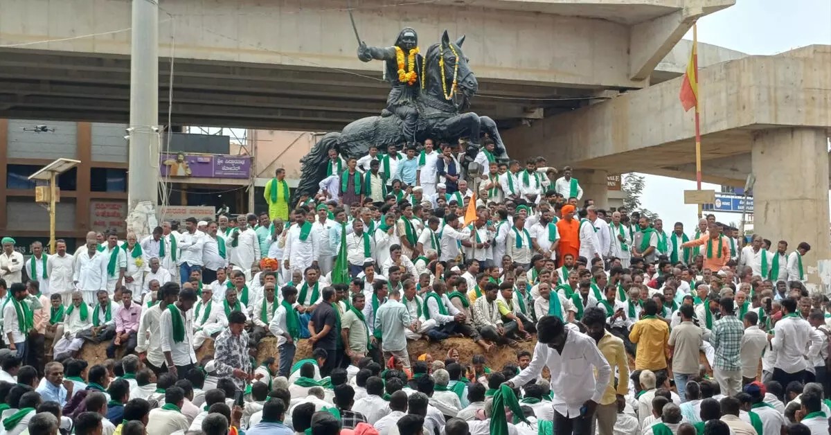 गन्ने की कीमत बढ़ाने समेत कई मांगों को लेकर हुब्बल्ली में किसानों का प्रदर्शन