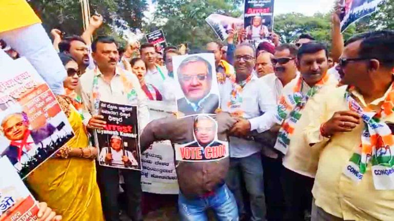 चुनाव आयोग के आयुक्त के इस्तीफे की मांग को लेकर बेलगावी में कांग्रेस का उग्र प्रदर्शन