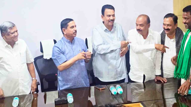 केंद्रीय मंत्री प्रह्लाद जोशी के साथ गन्ना किसान नेताओं की देर रात बैठक