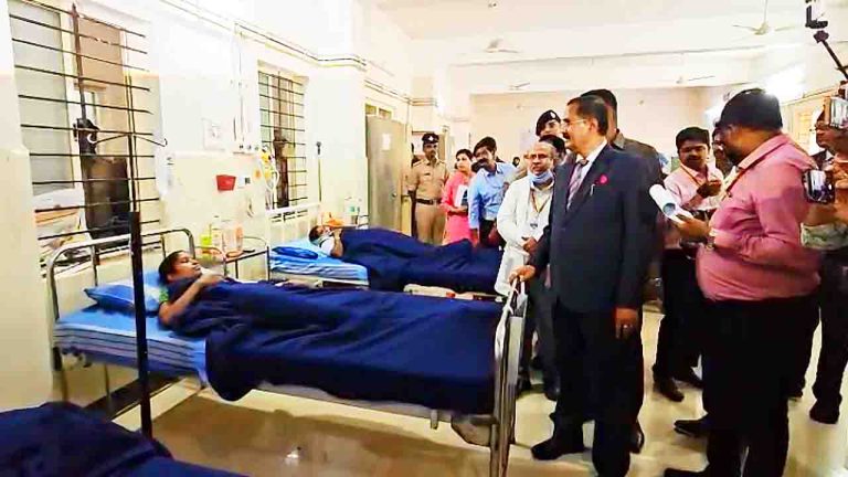 बेळगावी BIMS अस्पताल में उपलोकायुक्त जस्टिस बी. वीरप्पा की अचानक विज़िट, बदइंतज़ामी पर अधिकारियों को फटकार