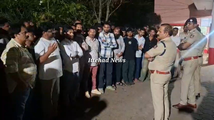 बेलगावी में युवक पर हमला, आरोपियों की गिरफ्तारी के लिए APMC पुलिस स्टेशन के सामने प्रदर्शन