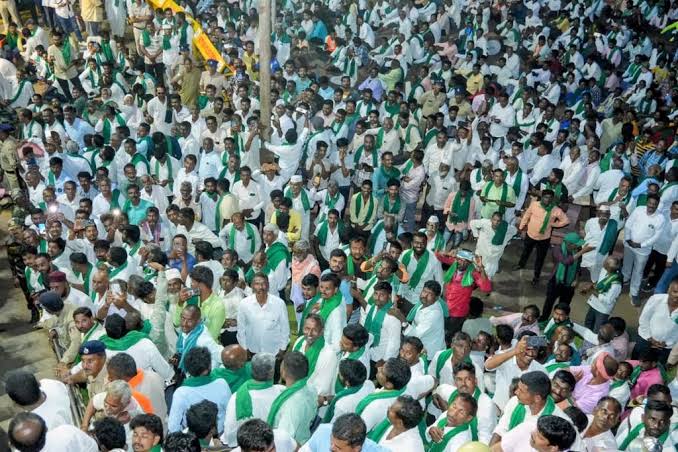 गन्ना किसानों की बैठक नाकाम: मंत्री और फैक्ट्री मालिकों के खिलाफ किसानों में नाराजगी